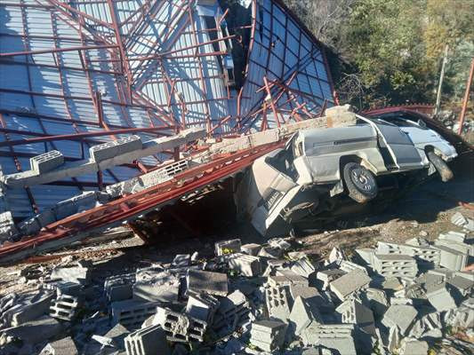 Alanya'da Fırtına Ev Ve Seralara Zarar Verdi