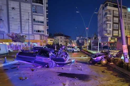 Antalya'da Aydınlatma Direğine Çarpıp İkiye Bölünen Otomobildeki Genç Kız Öldü, Sürücü Yaralandı