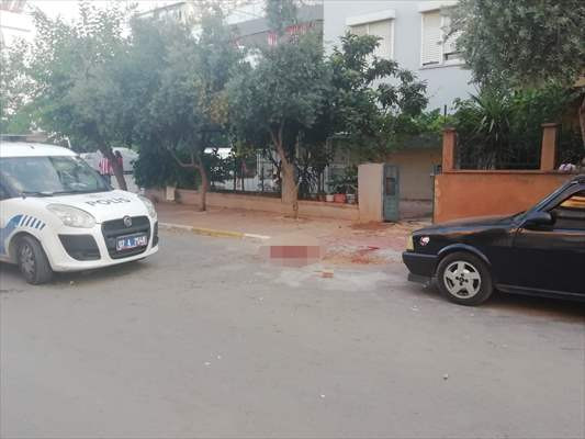 Antalya'da bir kadın boğazından ve sırtından bıçaklandı