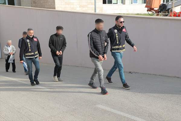 Antalya'da düzenlenen operasyonlarda çeşitli suçlardan aranan 73 kişi yakalandı