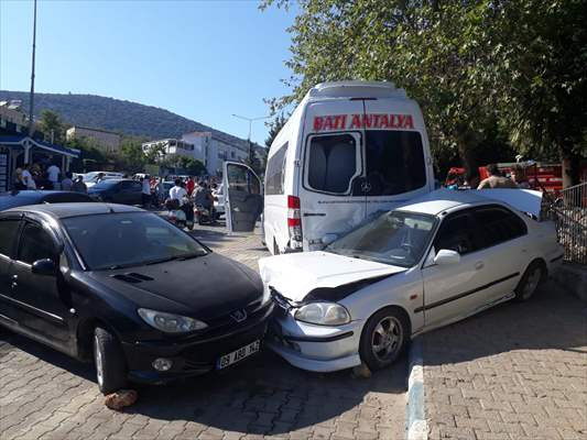 Antalya'da freni arızalanan minibüs park halindeki 8 araca çarptı