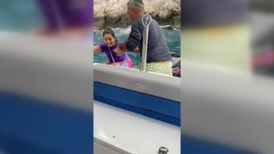 Antalya'da kayalıklarda mahsur kalan tatilciler tur teknesi personelince kurtarıldı