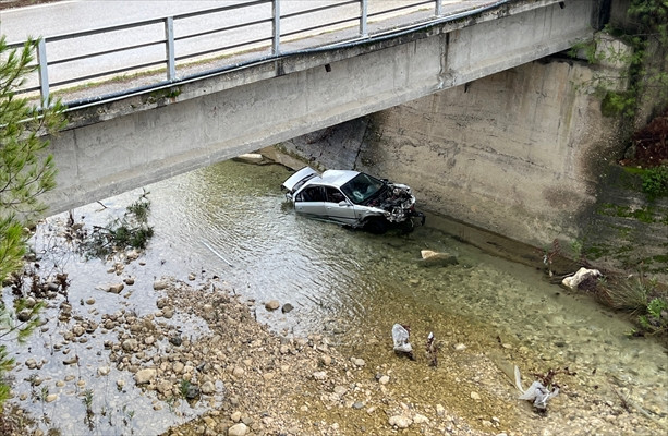 Antalya'da Köprüden Düşen Otomobilin Sürücüsü Öldü