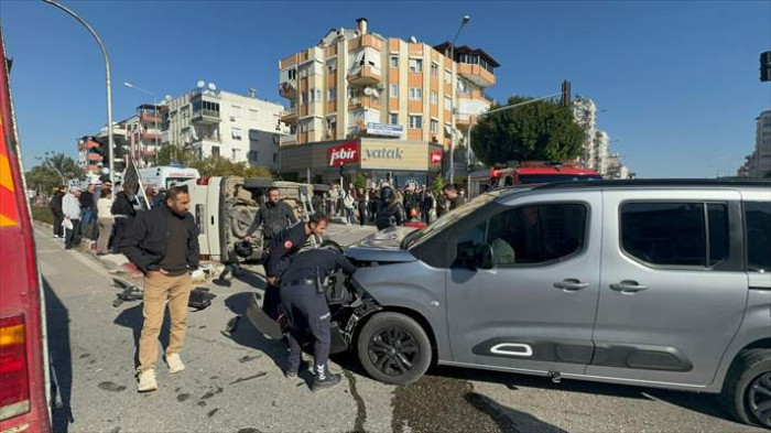 Antalya'da Minibüs İle Hafif Ticari Aracın Çarpıştığı Kazada 3 Kişi Yaralandı