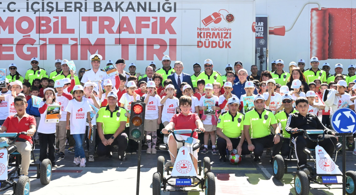 Antalya'da Öğrencilere Trafik Eğitimi Verildi