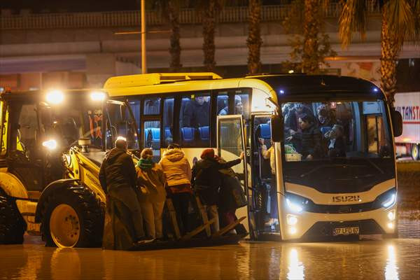 Antalya'da Şiddetli Yağış Etkili Oldu