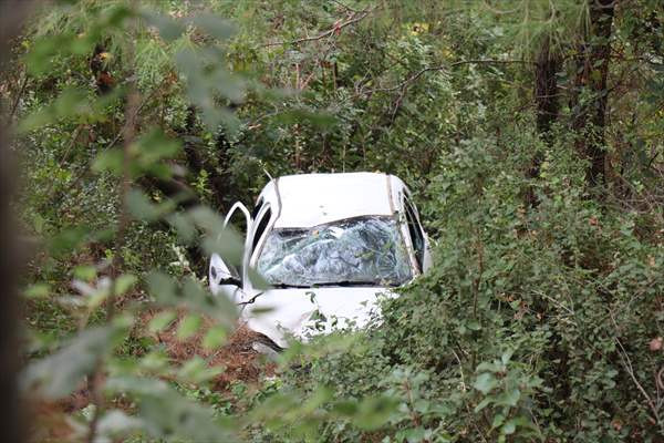 Antalya'da uçuruma yuvarlanan otomobildeki anne ve kızı yaralandı