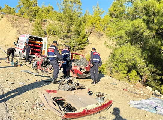 Burdur'da Çimento Tankeriyle 3 Otomobilin Karıştığı Kazada 3 Kişi Öldü, 5 Kişi Yaralandı