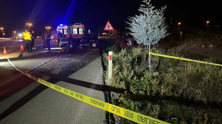 Burdur'da İki Otomobilin Çarpışması Sonucu 2 Kişi Öldü, 3 Kişi Yaralandı