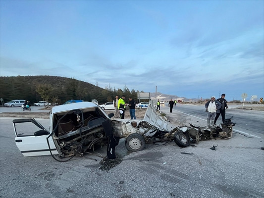 Burdur'da İki Otomobilin Çarpıştığı Kazada 6 Kişi Yaralandı