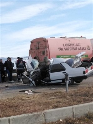 Isparta'da otomobilin yol süpürme aracına çarptığı kazada 2 kişi öldü