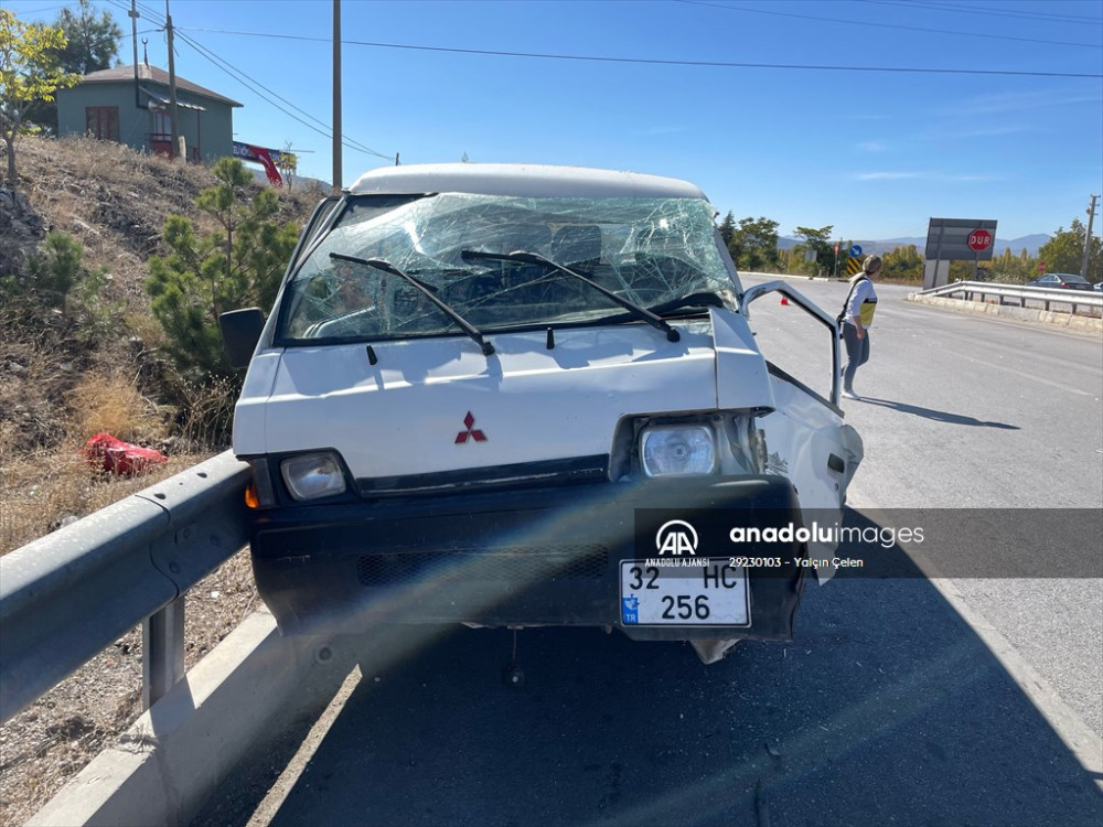 Isparta'da yolcu otobüsü ile minibüsün çarpıştığı kazada 2 kişi yaralandı