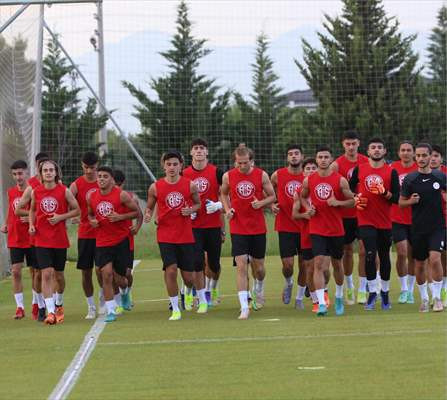 Nuri Şahin, yeni sezon öncesi ilk mesaiye genç futbolcularla çıktı