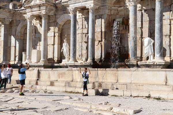 Sagalassos Antik Kenti'nde Anıtsal Hadrianus Çeşmesi Ayağa Kaldırılıyor